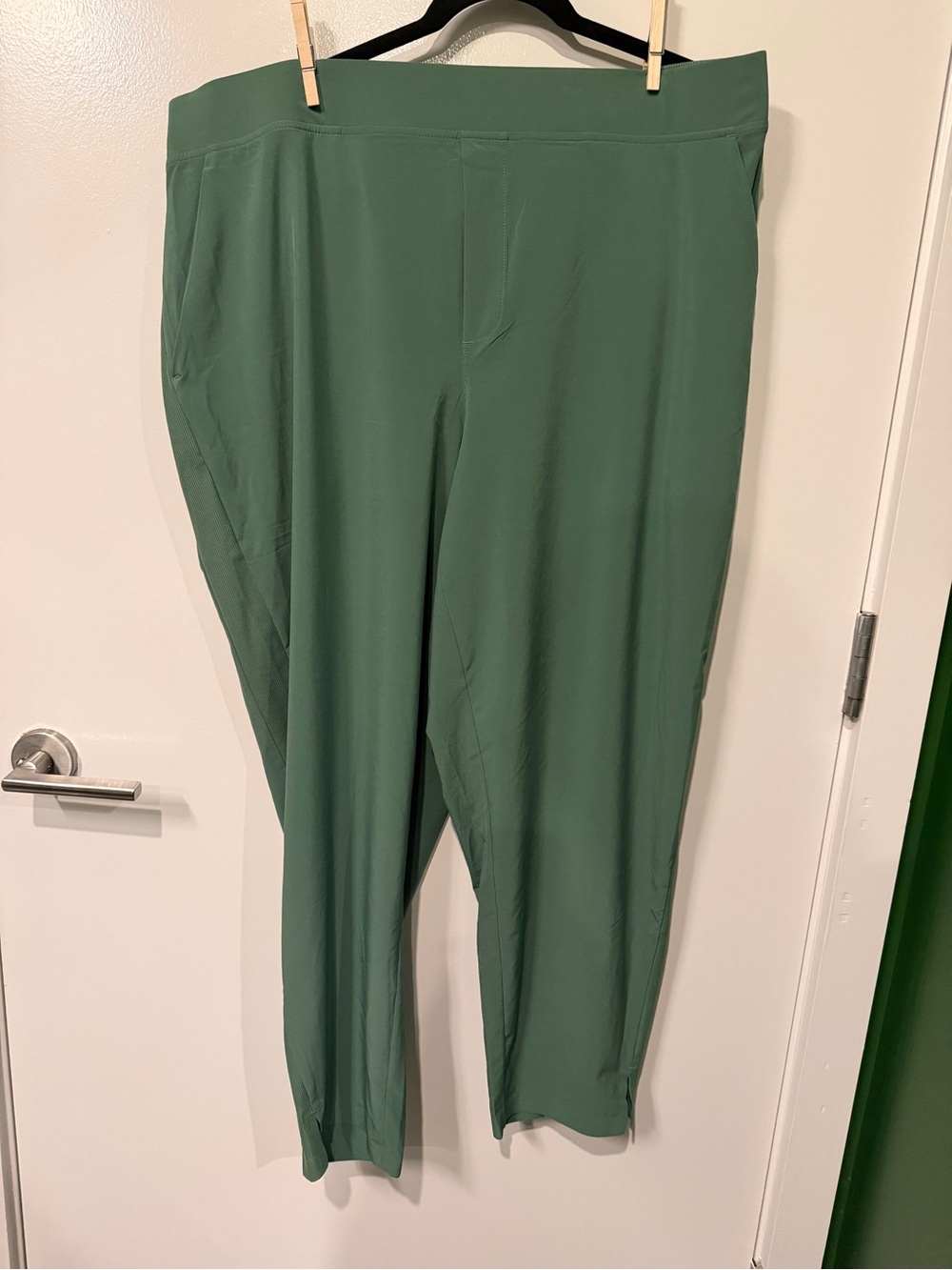 Athleta Cropped Pants in Moss Green